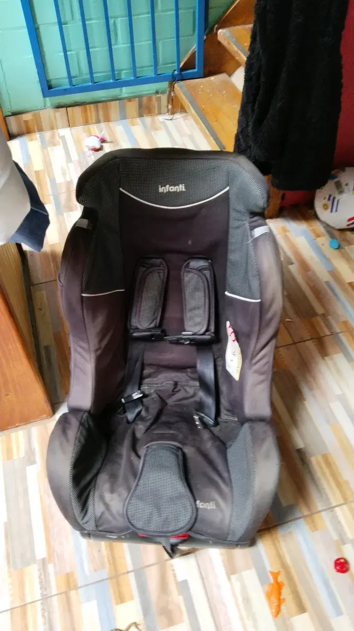 Silla de auto para bebé Infanti roja y negra - 2