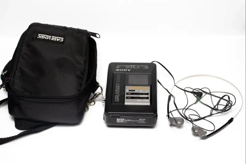 Walkman Sony WM-AF44 con audífonos y estuche - 1