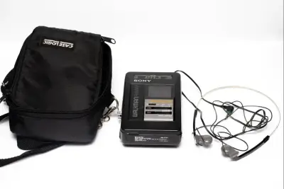 Walkman Sony WM-AF44 con audífonos y estuche - miniatura 1