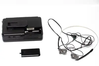 Walkman Sony WM-AF44 con audífonos y estuche - miniatura 2