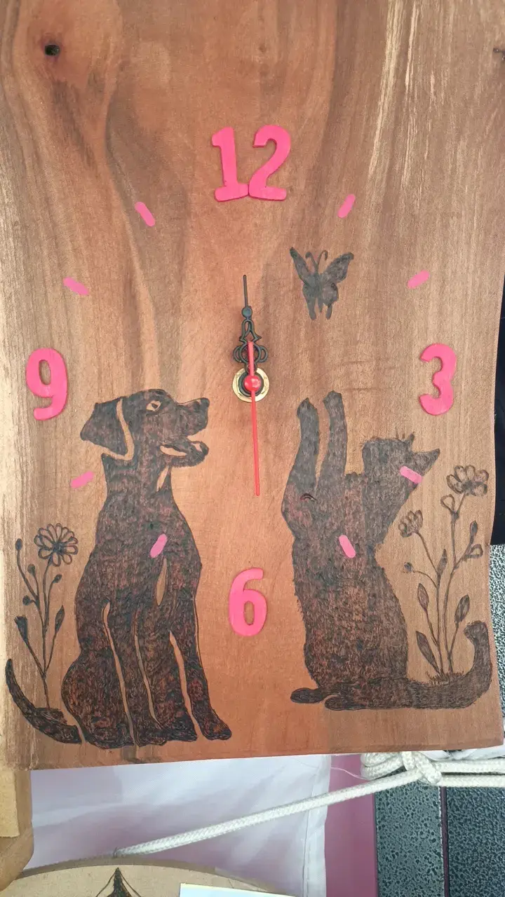Reloj de pared de madera con diseño de animales