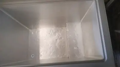 Congelador horizontal Midea en buen estado - miniatura 1