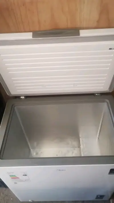 Congelador horizontal Midea en buen estado - miniatura 2