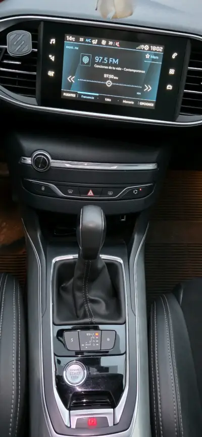Peugeot 308 Feline 2020 diésel en excelente estado - miniatura 3