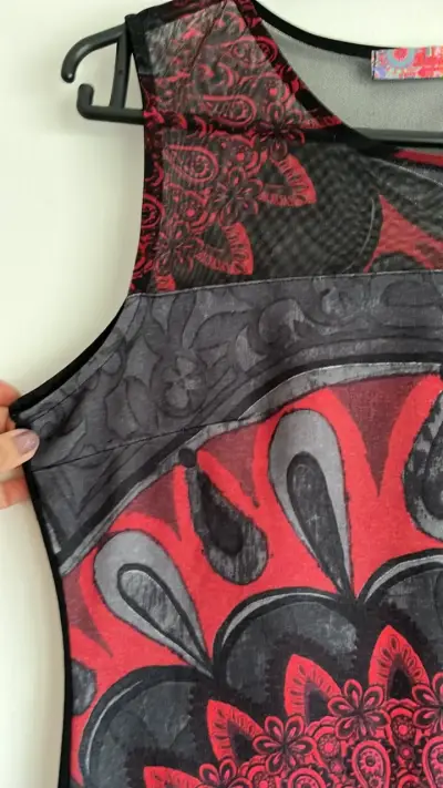 Vestido sin mangas estampado floral rojo y negro - miniatura 3