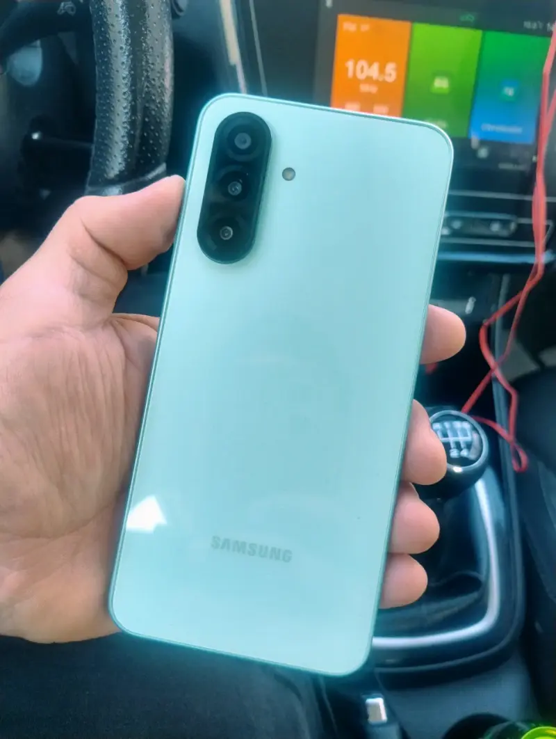 Smartphone Samsung con triple cámara trasera - 1