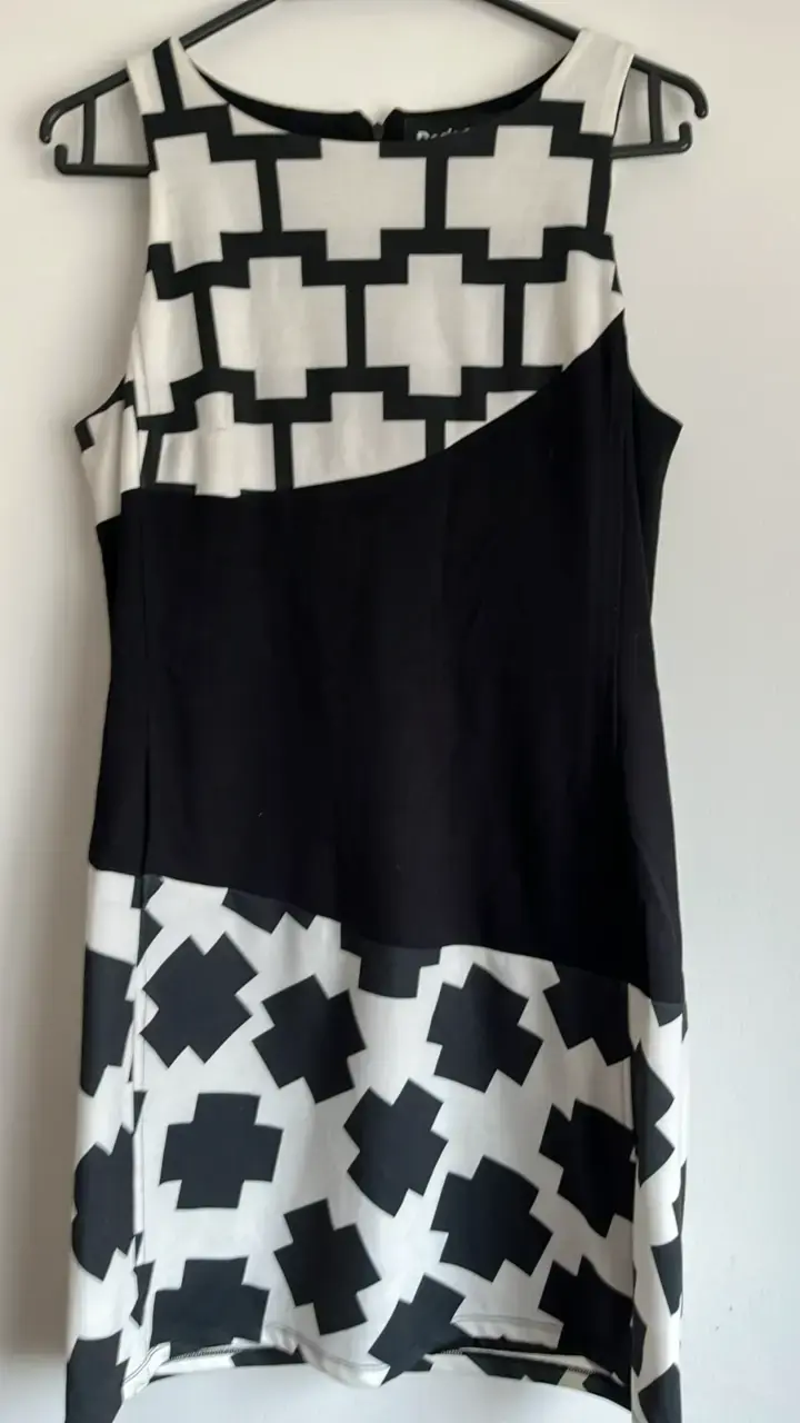 Vestido Desigual blanco y negro con diseño geométrico - 1