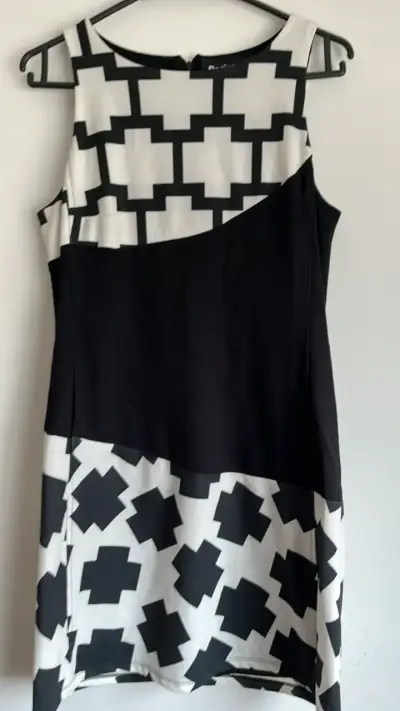 Vestido Desigual blanco y negro con diseño geométrico - miniatura 1