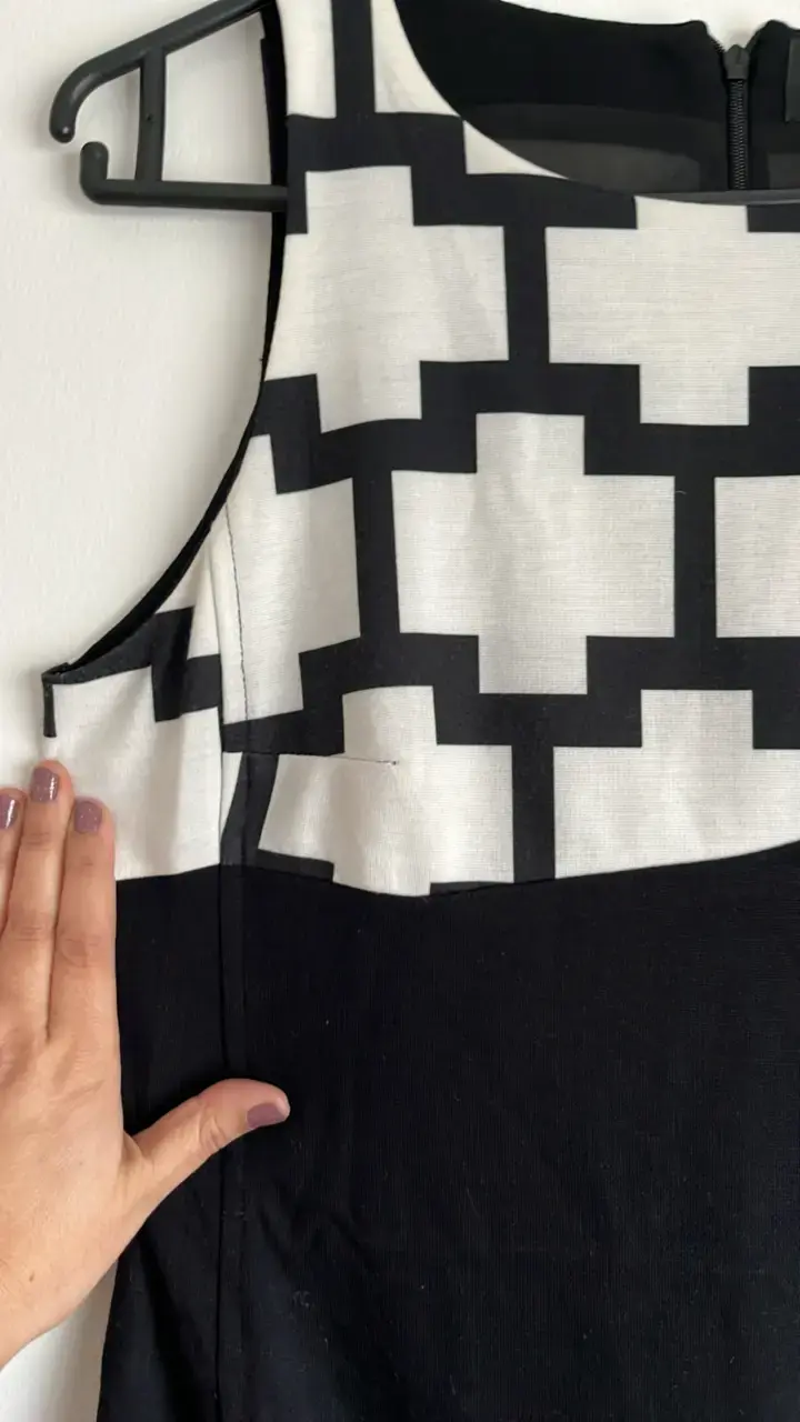 Vestido Desigual blanco y negro con diseño geométrico - 3