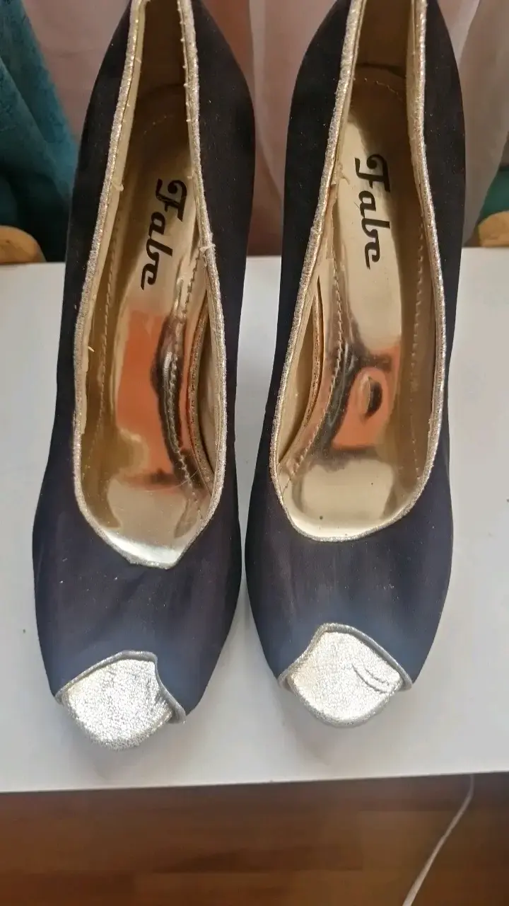 Zapatos de tacón negro con detalles dorados - 1