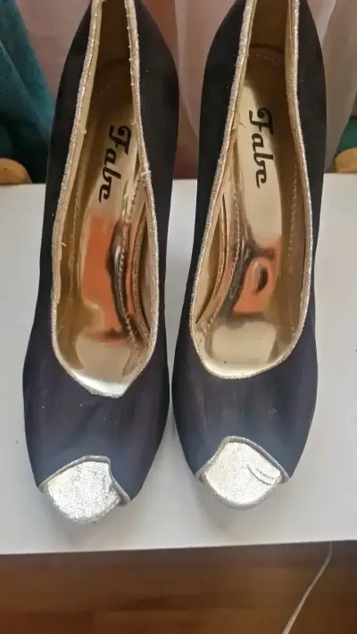 Zapatos de tacón negro con detalles dorados - miniatura 1