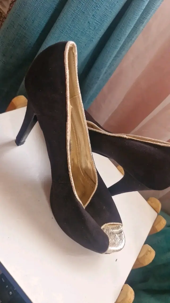 Zapatos de tacón negro con detalles dorados - 2