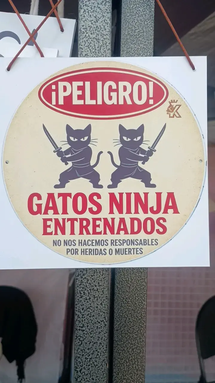 Letrero decorativo de advertencia 'Gatos Ninja'