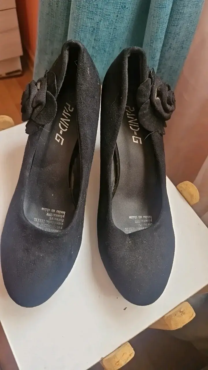 Zapatos de tacón negros con flor - 1