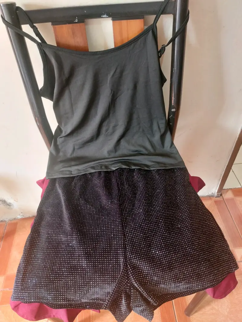 Conjunto de polera y shor negro para mujer