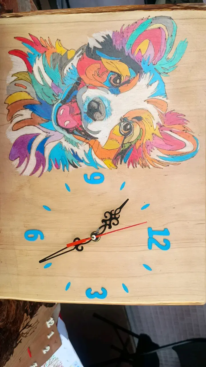 Reloj de pared artesanal con diseño de perro