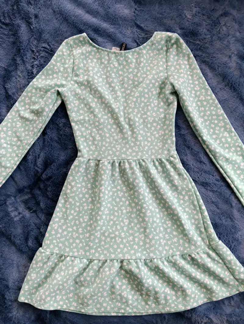Vestido verde con estampado floral y manga larga - 2