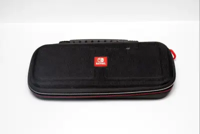 Estuche rígido negro para Nintendo Switch - miniatura 1