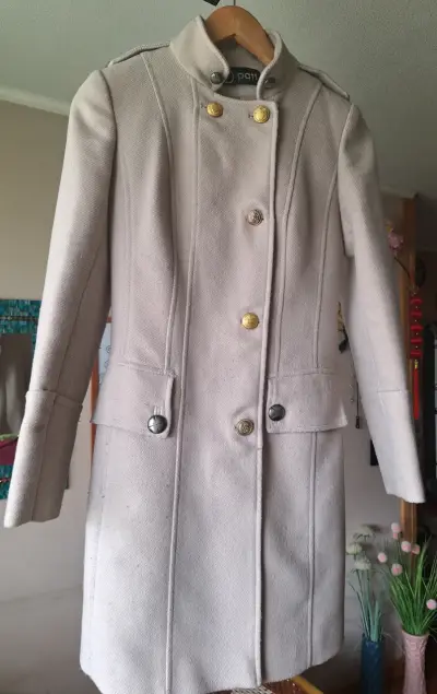 Abrigo beige con botones dorados para mujer - miniatura 1
