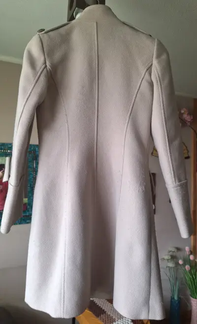 Abrigo beige con botones dorados para mujer - miniatura 2