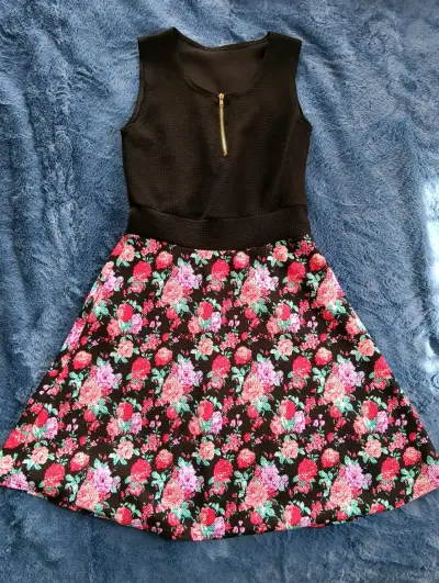 Vestido floral sin mangas con cierre - miniatura 1
