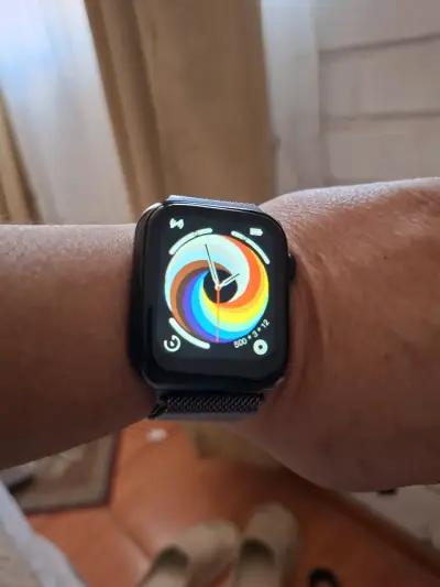 Smartwatch con correa metálica negra - miniatura 1
