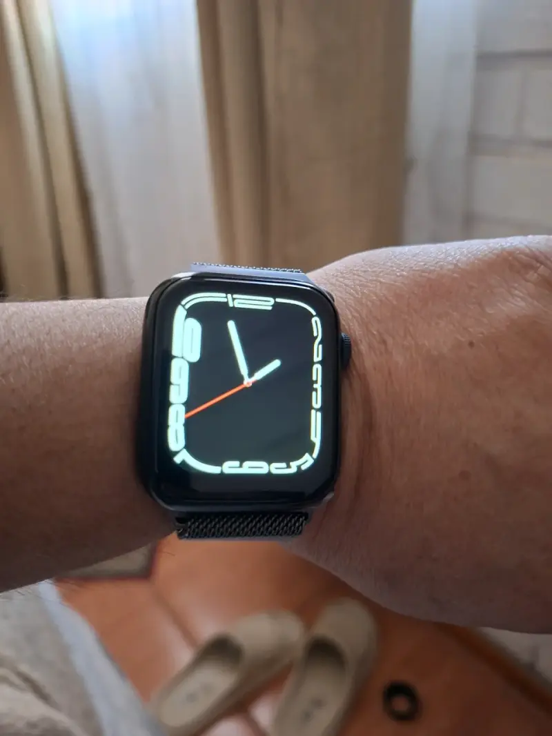 Smartwatch con correa metálica negra - 3