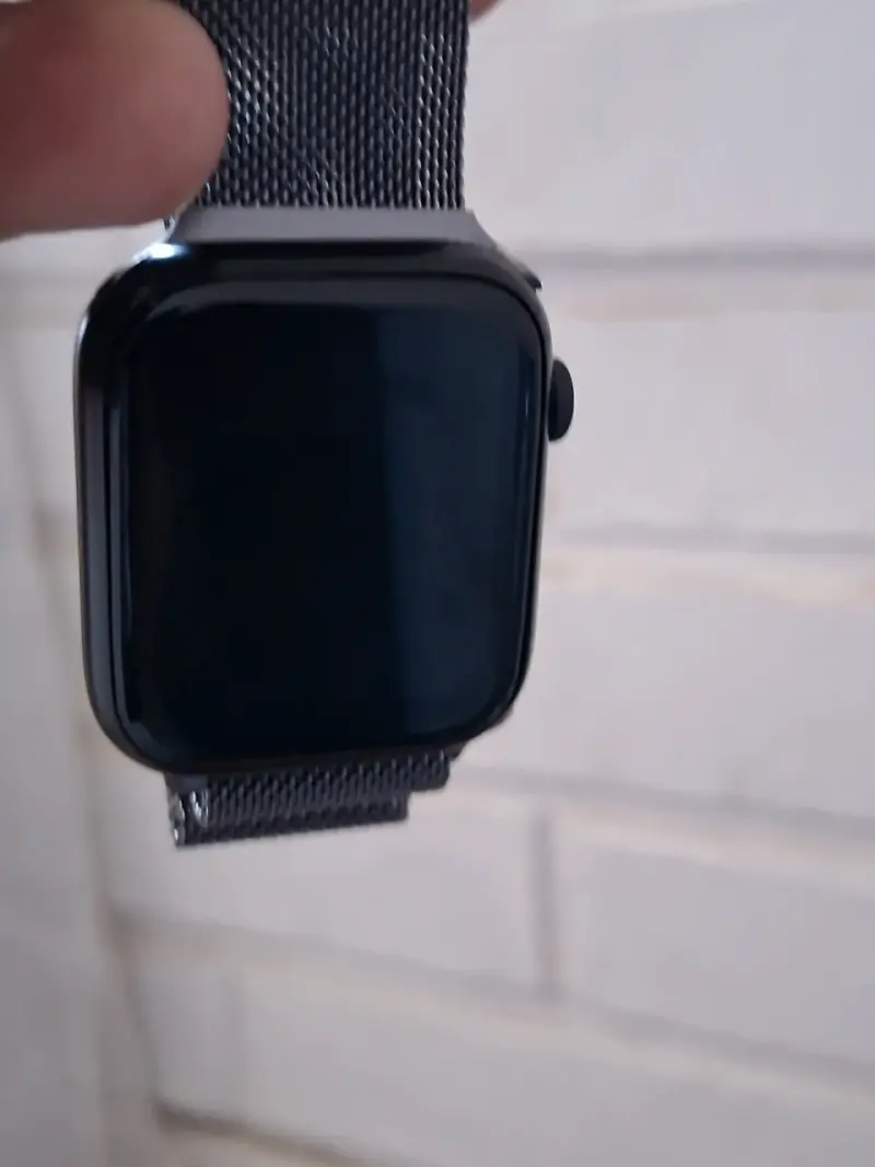 Smartwatch con correa metálica negra - 4