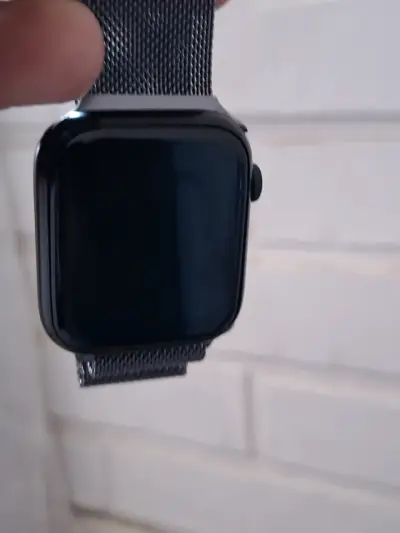 Smartwatch con correa metálica negra - miniatura 4