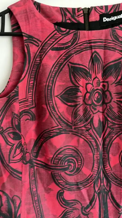 Vestido Desigual rojo con diseño floral - miniatura 2