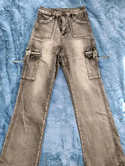 Pantalones cargo gris con bolsillos laterales - miniatura 1
