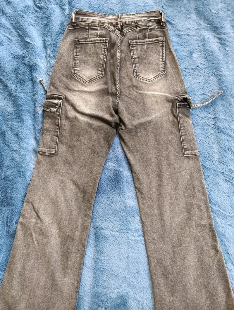Pantalones cargo gris con bolsillos laterales - 2