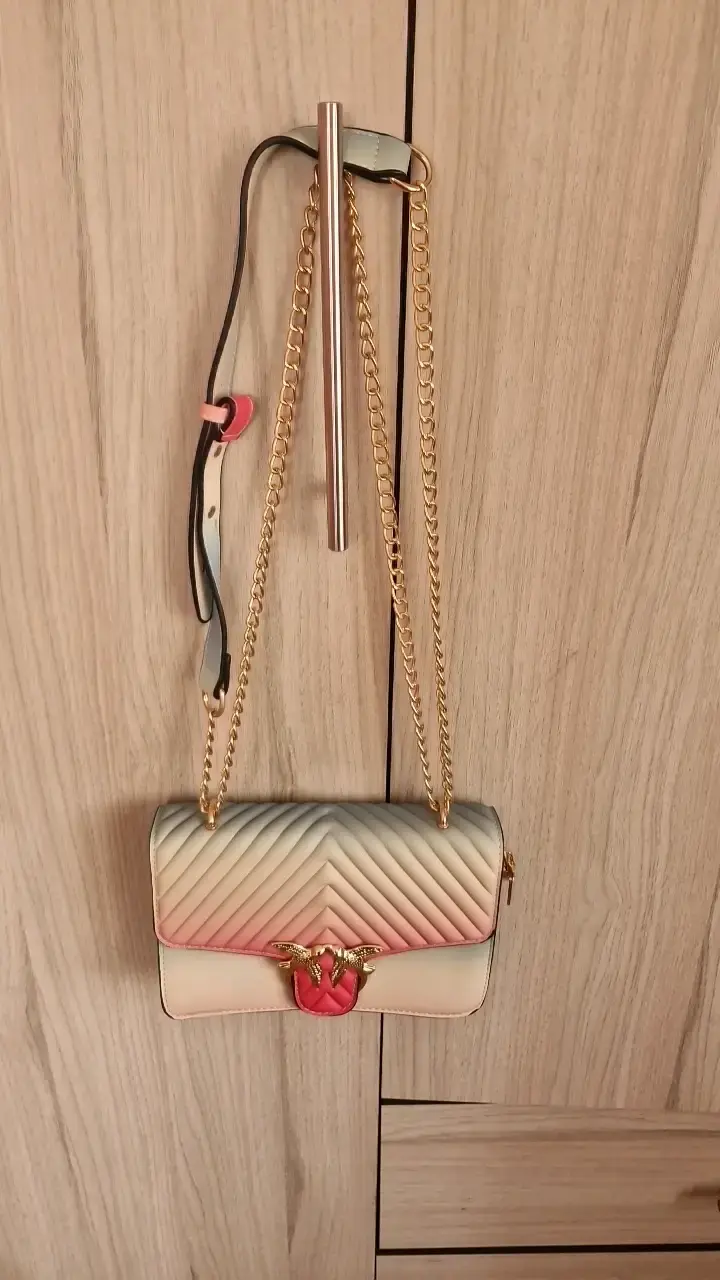 Cartera de hombro con cadena dorada y diseño degradado - 1