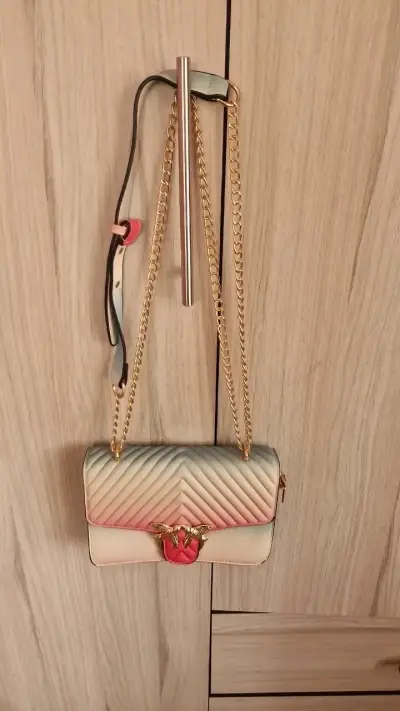 Cartera de hombro con cadena dorada y diseño degradado - miniatura 1
