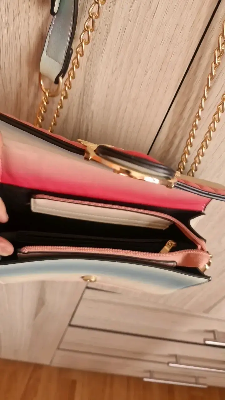 Cartera de hombro con cadena dorada y diseño degradado - 2