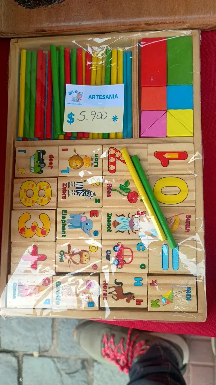 Set educativo de madera con bloques y colores