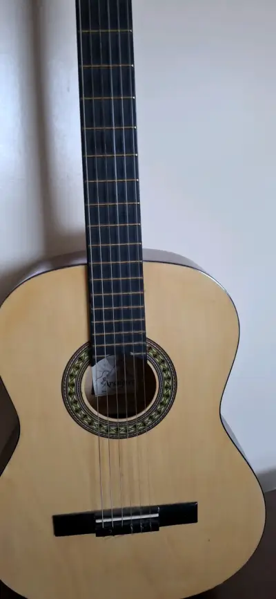 Guitarra clásica Aranjuez de madera natural - miniatura 1
