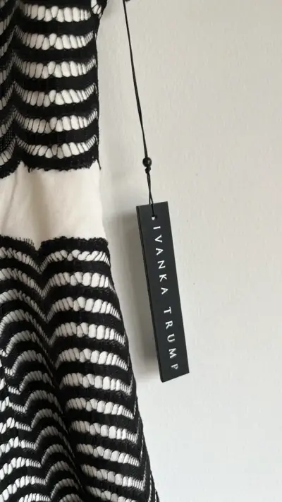 Vestido blanco y negro Ivanka Trump elegante - miniatura 3