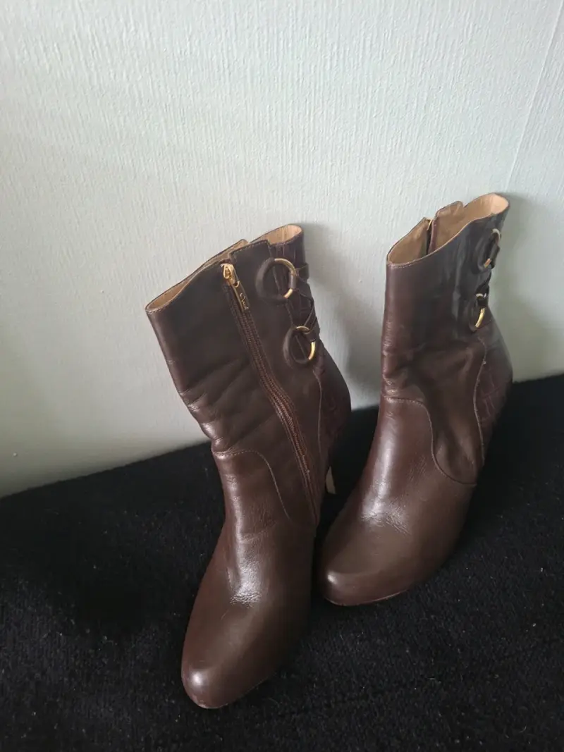 Botines de cuero marrón con tacón alto - 1
