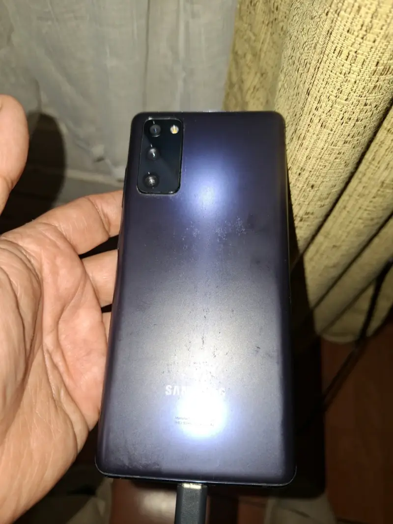 Samsung Galaxy S20 FE en buen estado - 4