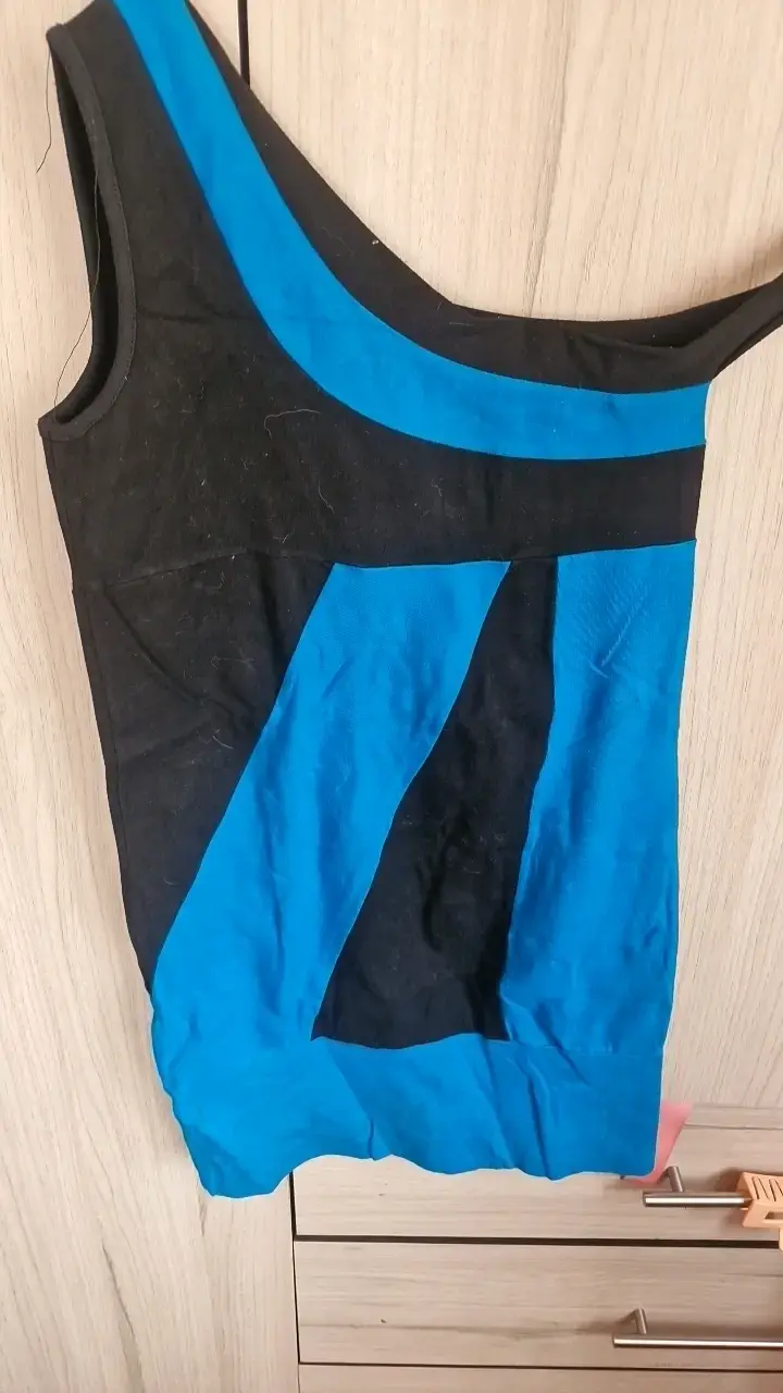Vestido corto negro y azul con diseño asimétrico - 1