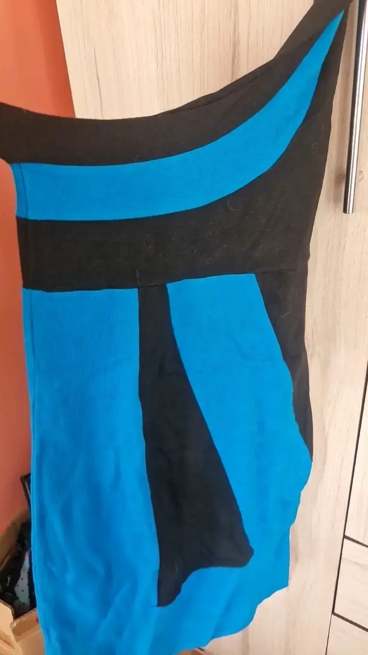 Vestido corto negro y azul con diseño asimétrico - 2