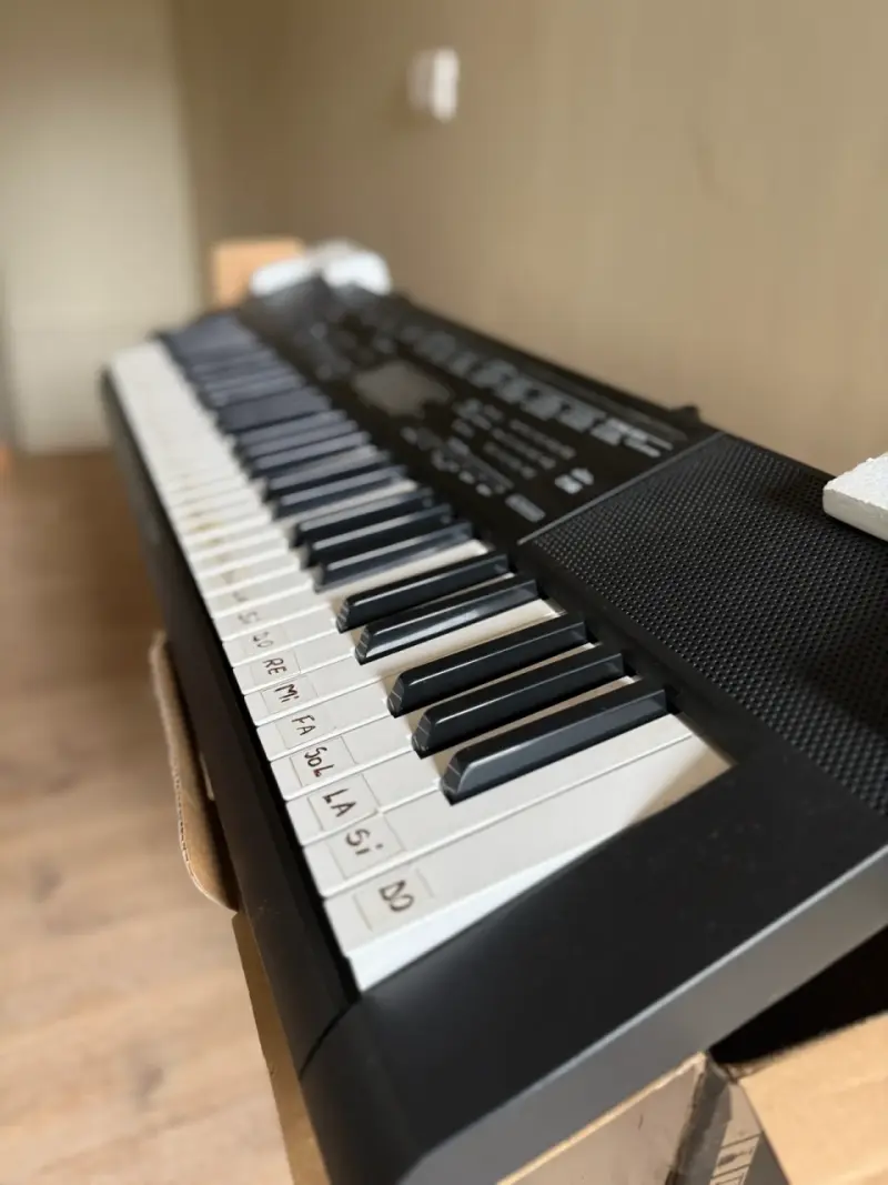Teclado electrónico portátil con altavoces integrados - 1