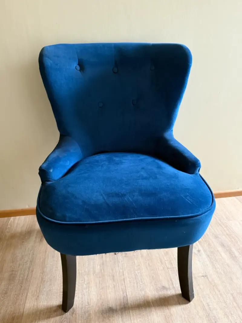 Sillón tapizado azul elegante y cómodo - 1