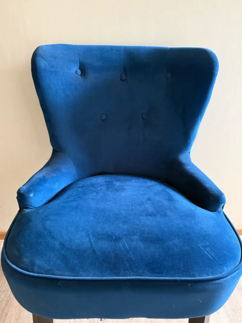 Sillón tapizado azul elegante y cómodo - 2