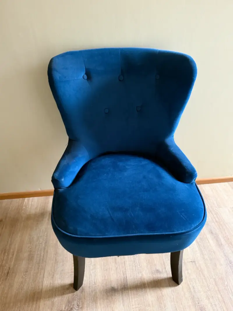 Sillón tapizado azul elegante y cómodo - 3