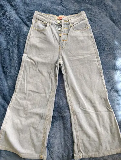 Jeans anchos de mezclilla gris claro para mujer - miniatura 1