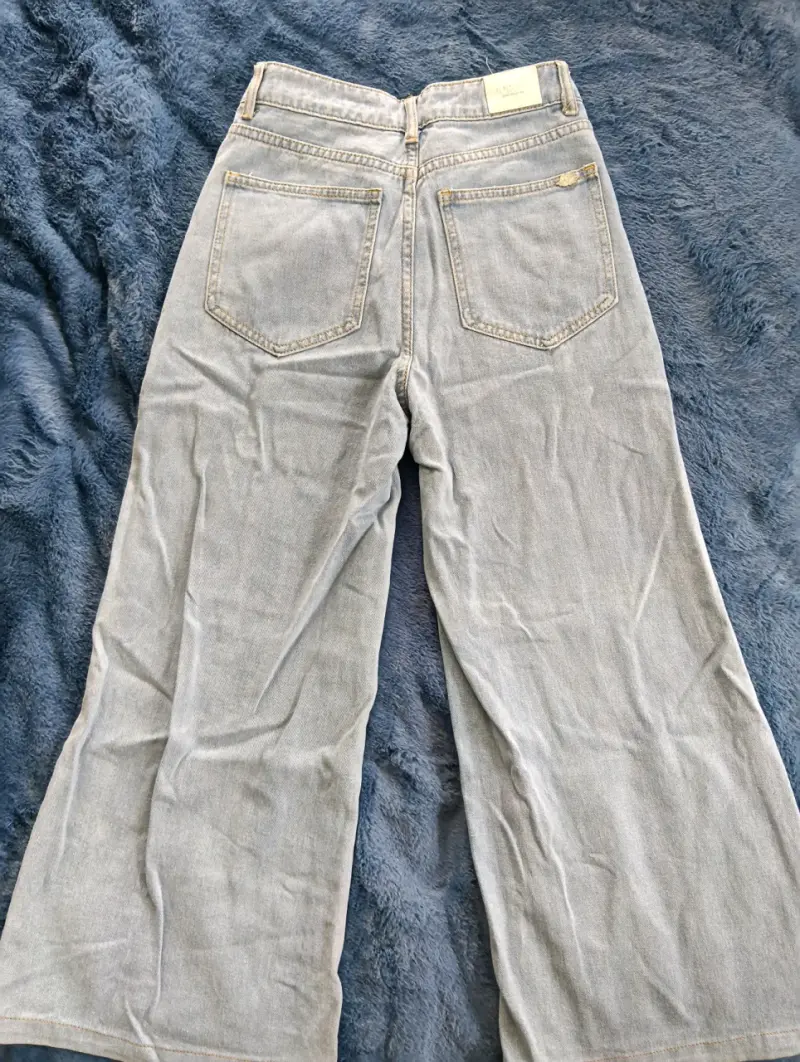 Jeans anchos de mezclilla gris claro para mujer - 2