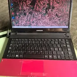 Notebook Samsung rosa y negro - 2