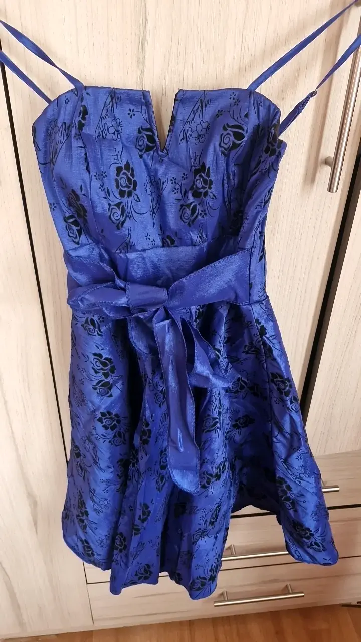 Vestido azul con estampado floral y lazo